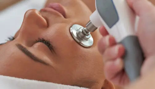 Mujer relajada recibiendo tratamiento mediante INDIBA, en Glo&Beauty.