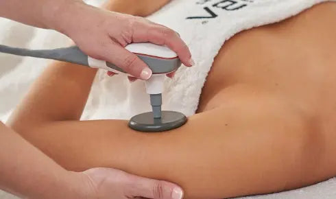 Mujer recibiendo tratamiento de indiba en el brazo, cuidado máximo para la piel en Glo&Beauty.