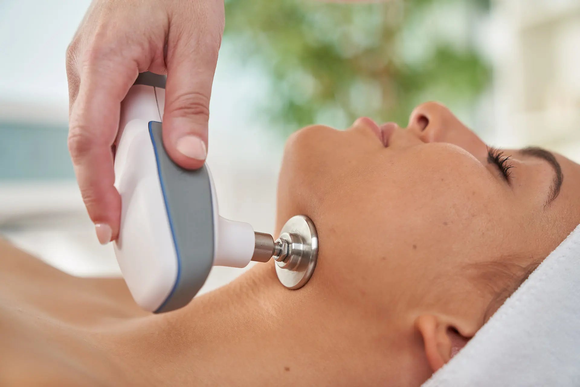 Mujer relajada con el tratamiento facial de indiba, en Glo&Beauty, Badalona.