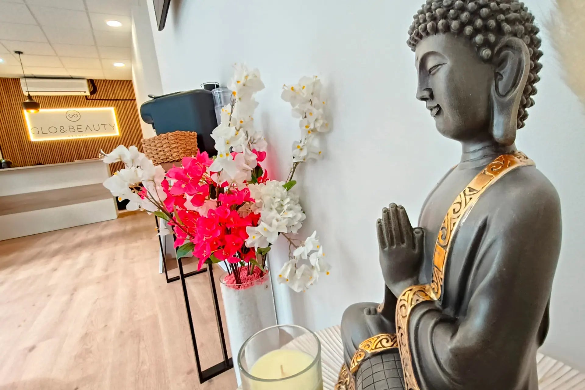 Decoración del centro de estética Glo&Beauty en Badalona.