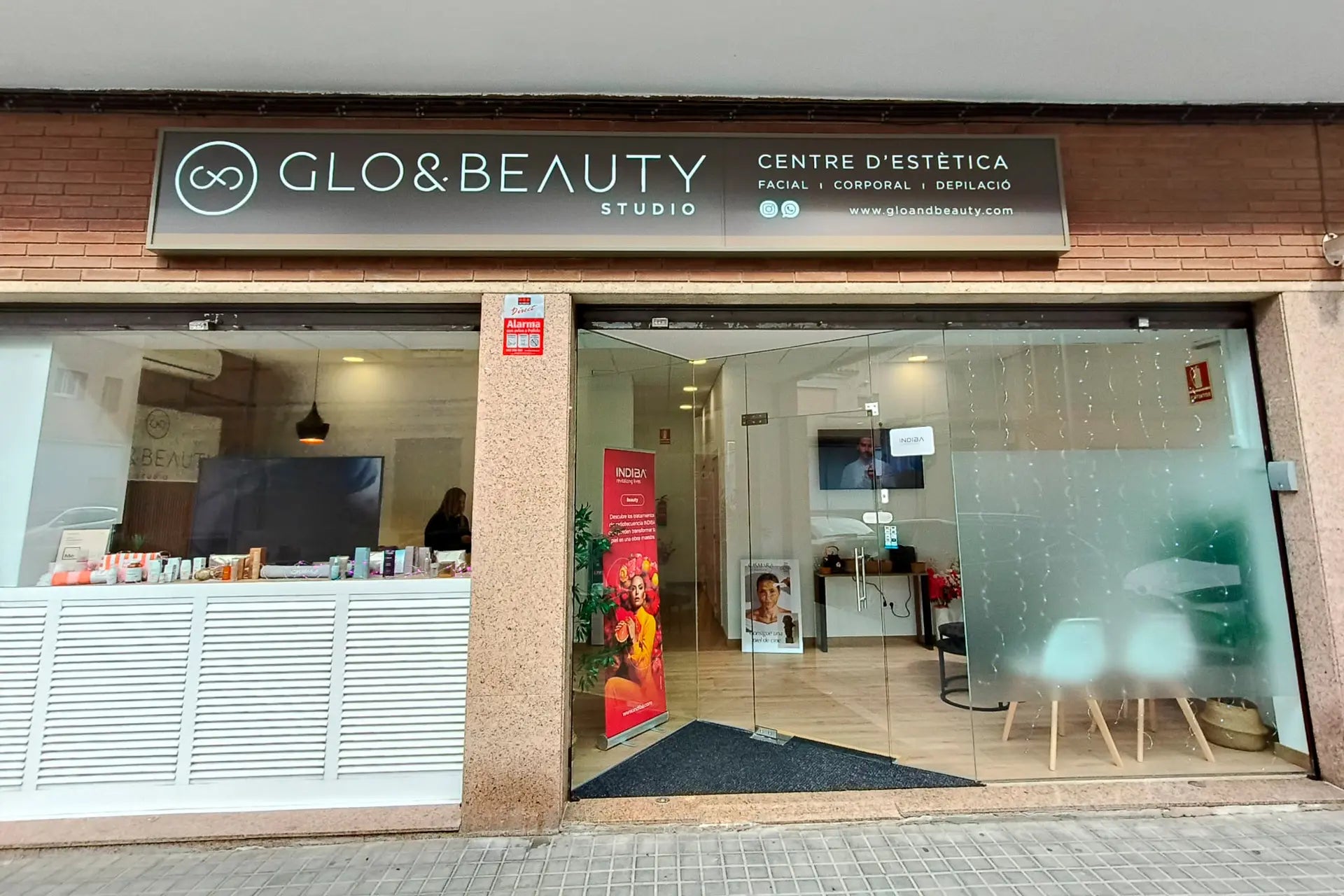 Entrada de centro de estética Badalona Glo&beauty.