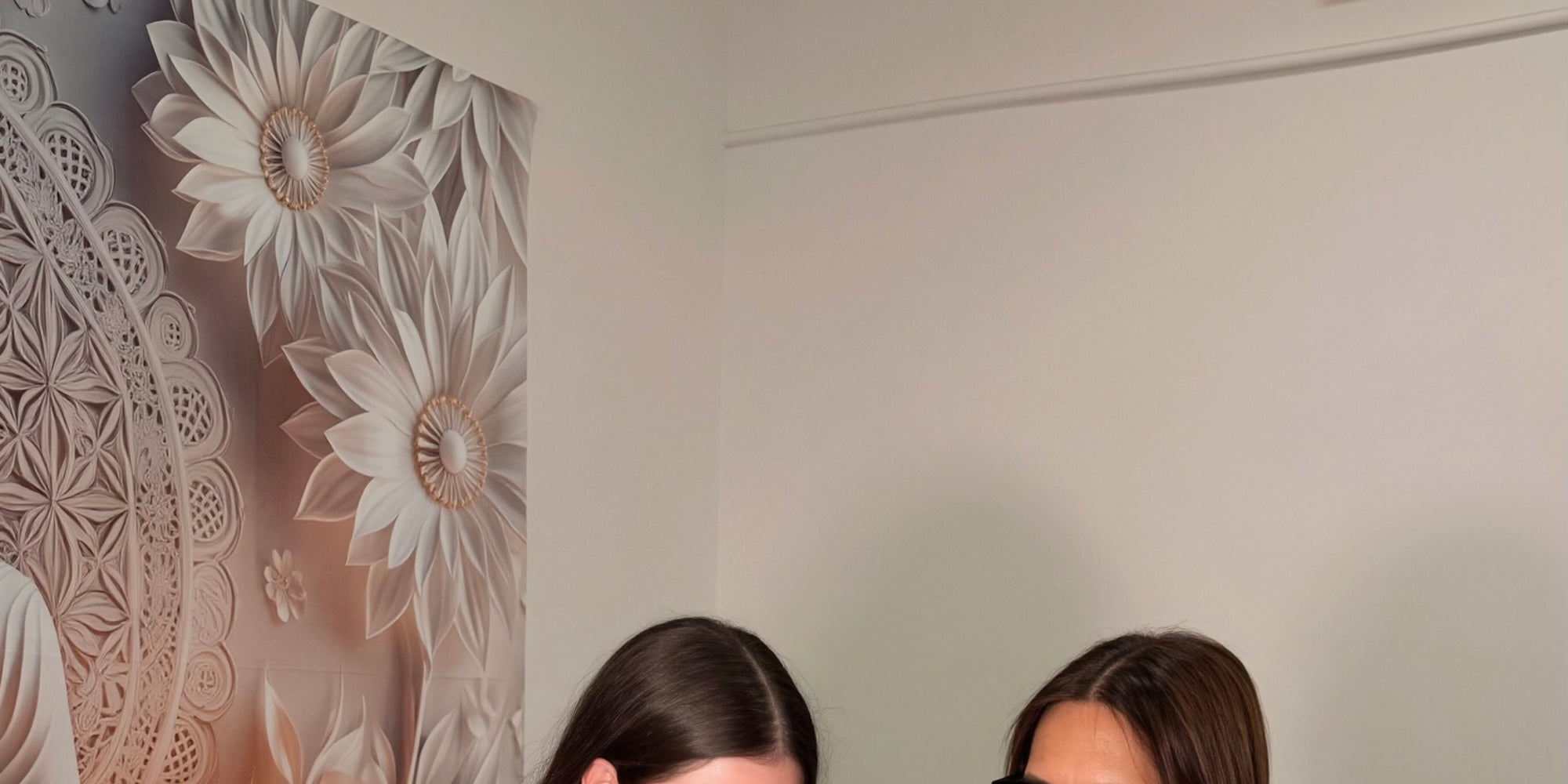 Clienta revisando su diagnóstico estético personalizado en tablet junto a una profesional de Glo&Beauty en Badalona
