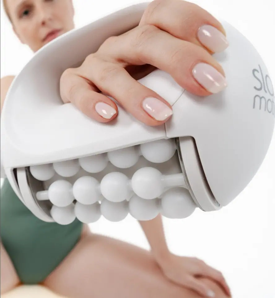 Mujer sosteniendo un masajeador blanco, ideal para tratamientos de biosphere y bienestar personal.