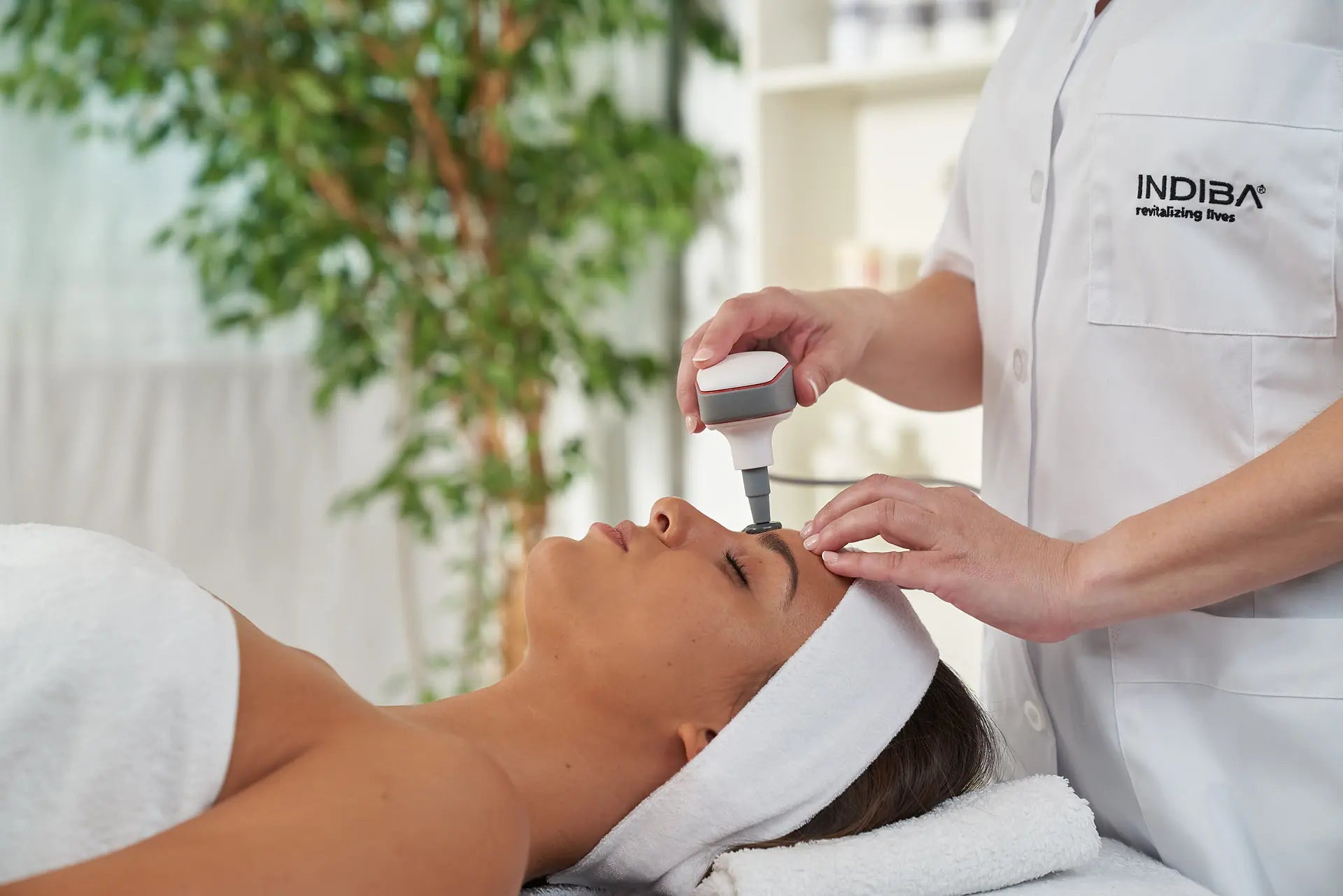 Mujer recibiendo tratamiento facial de INDIBA, en Glo&Beauty.