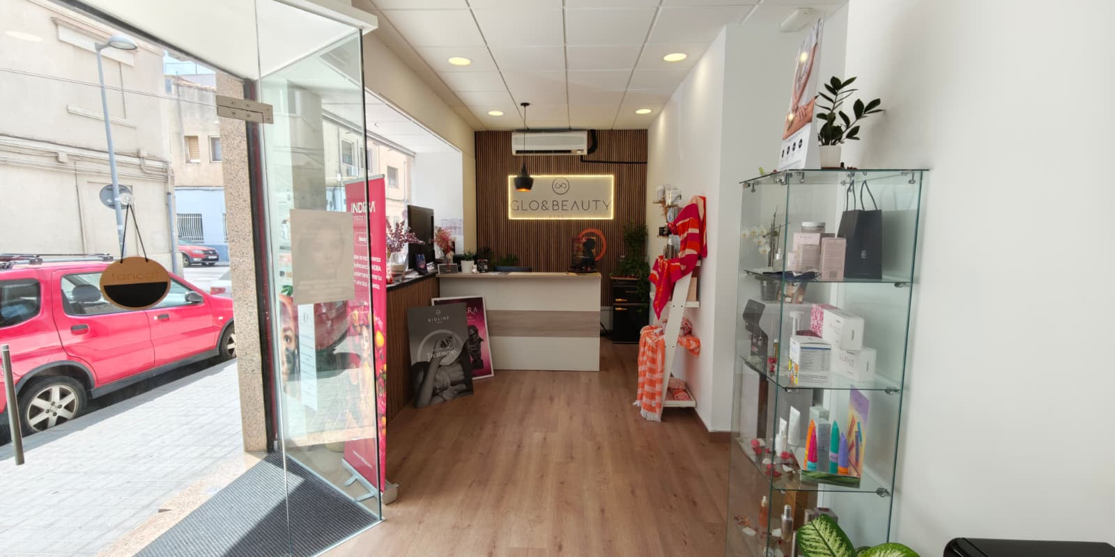 Recepción real de Studio Glo&Beauty en Badalona, con el logotipo del centro