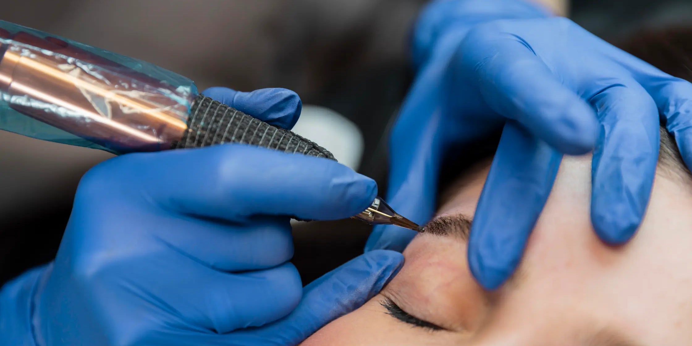 Especialista realizando micropigmentación de cejas a una clienta en Glo&Beauty Badalona