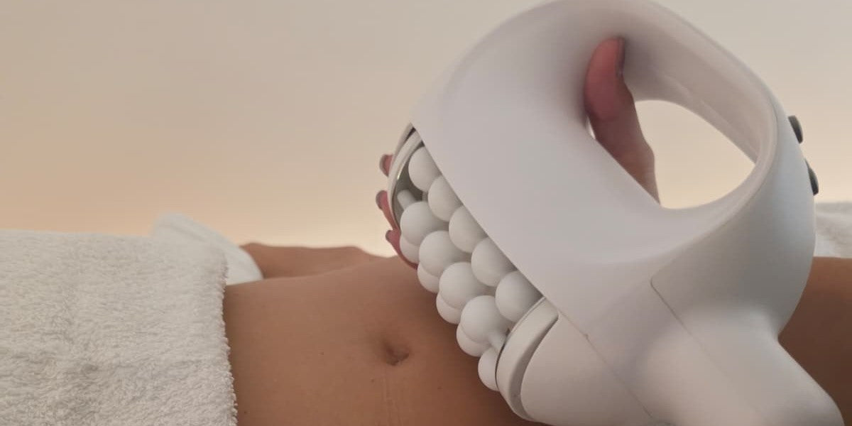 Aplicación del cabezal Slaag Motion BIOSPHERE sobre el abdomen durante una sesión real en Studio Glo&Beauty, Badalona
