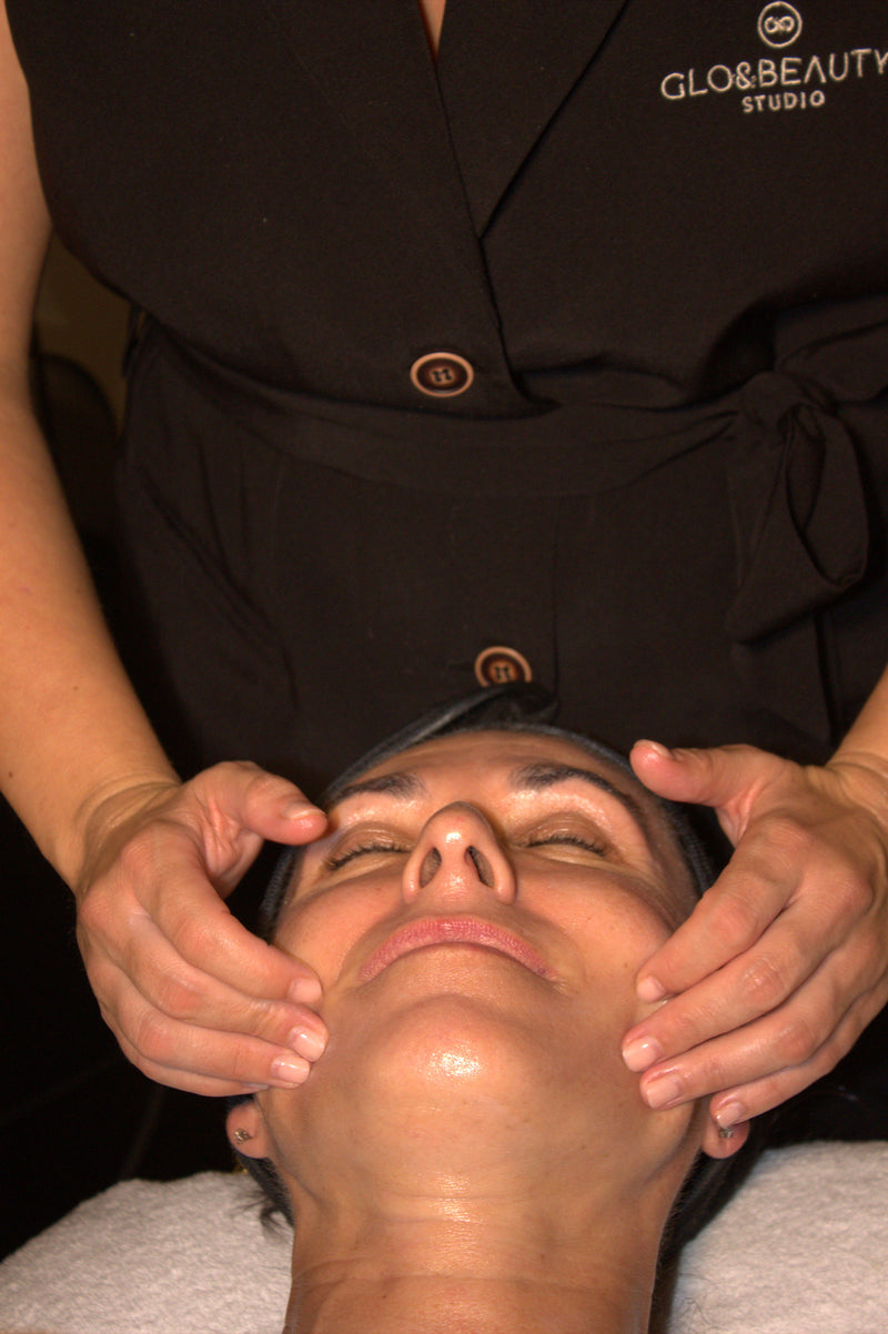 Masaje facial final tras una sesión de microneedling Dermapen en Glo&Beauty Badalona