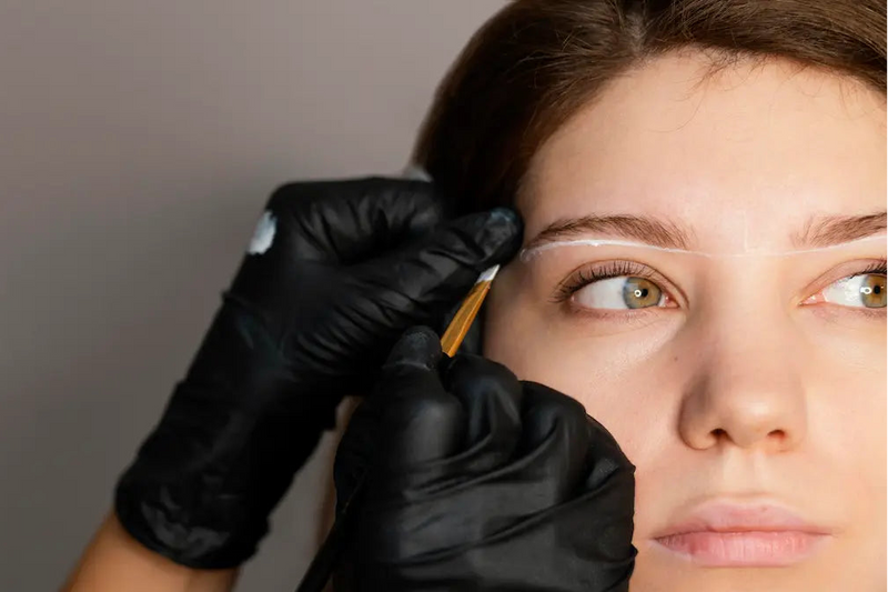 Diseño previo de cejas antes de la micropigmentación en Glo&Beauty Badalona