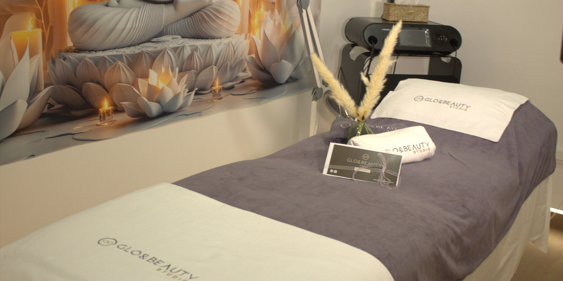 Cabina de depilación de Glo&Beauty Studio en Badalona, con camilla preparada