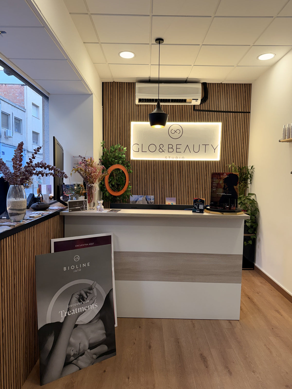 Recepción de Glo&Beauty Studio en Badalona, con el logotipo iluminado del centro