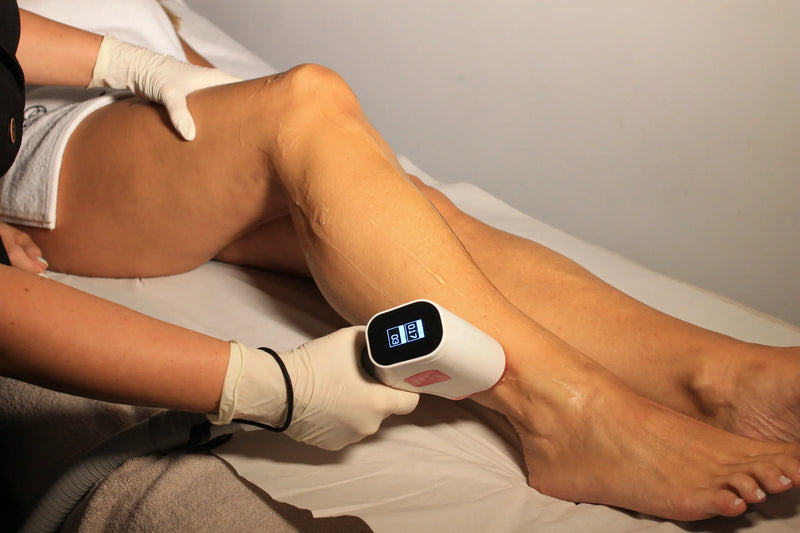 Sesion de depilacion laser en piernas en la cabina de Glo&Beauty Badalona