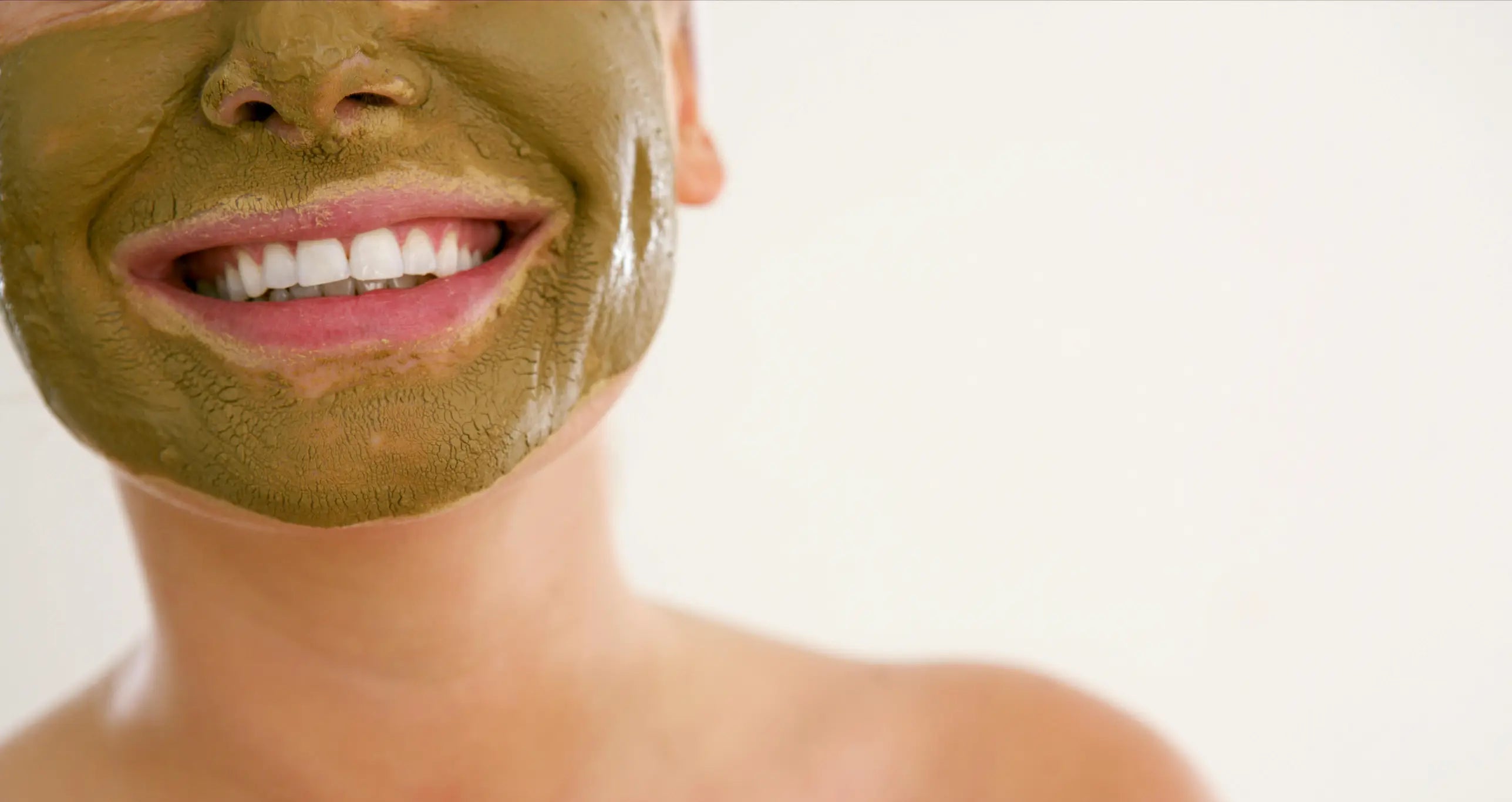 Mujer contenta recibiendo tratamiento facial en Glo&Beauty, Badalona.