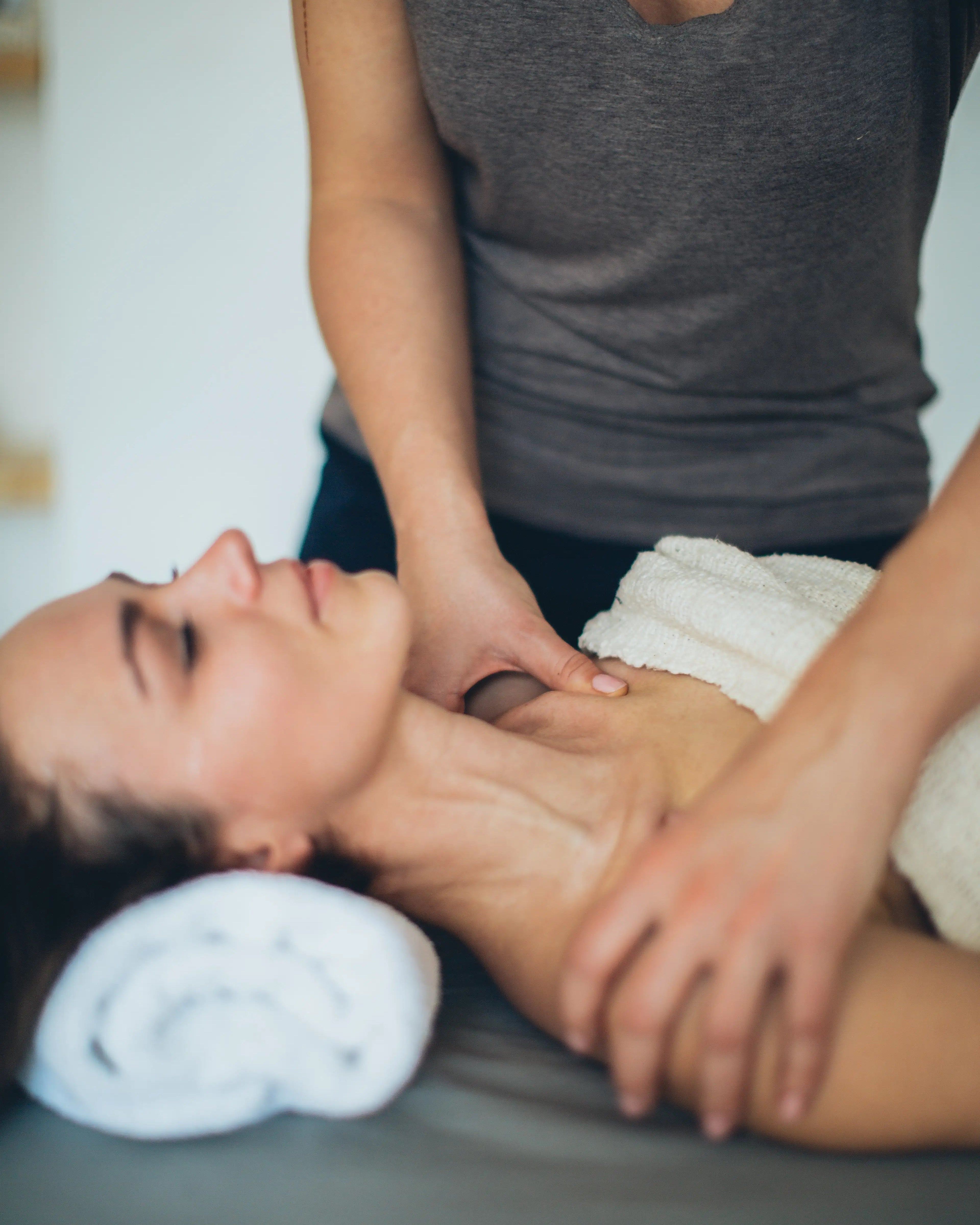 Mujer recibiendo un masaje relajante en un spa, ideal para tratamientos de belleza corporal y bienestar personal.