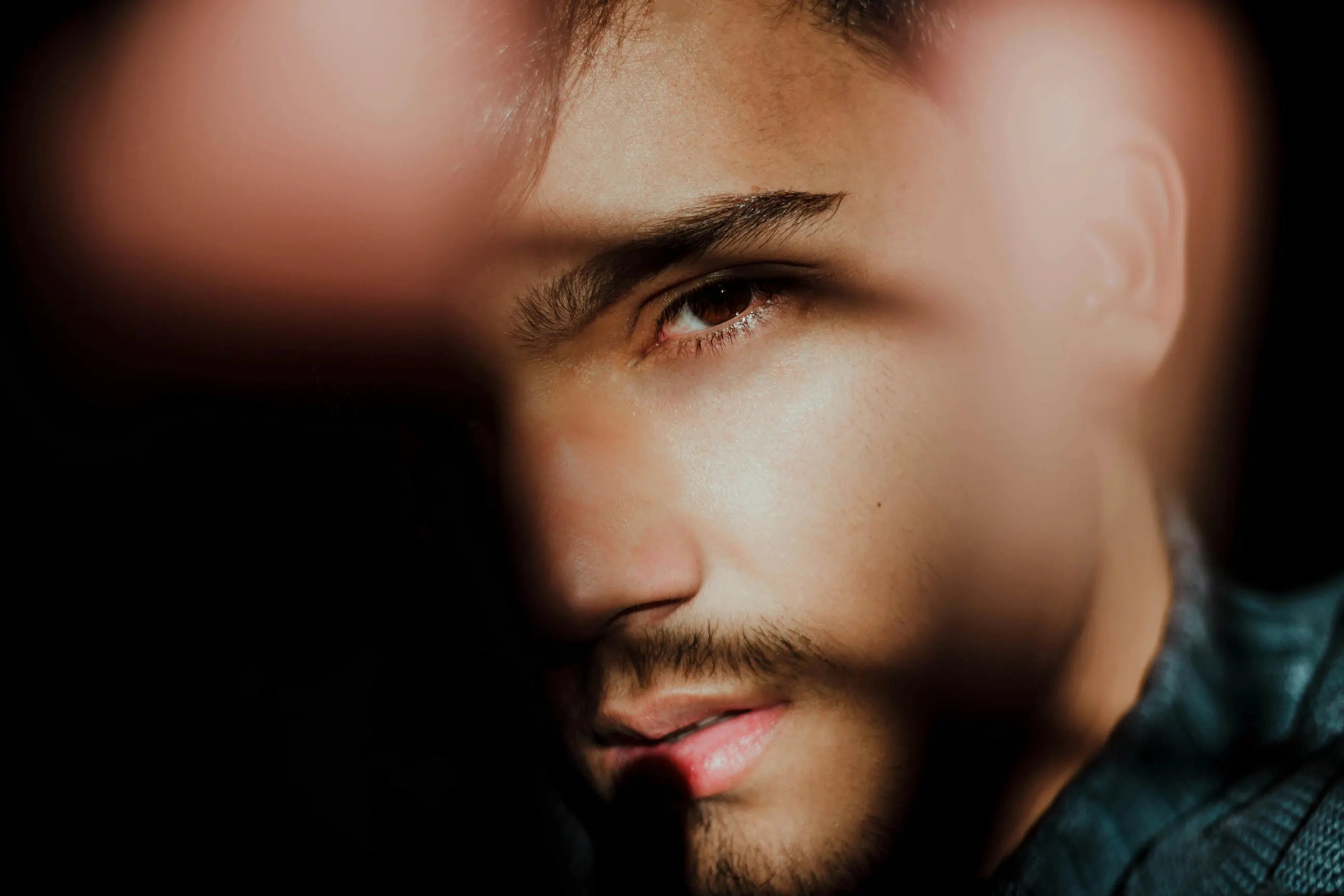 Hombre mirando a cámara con las cejas perfectamente depiladas en Glo&Beauty. 