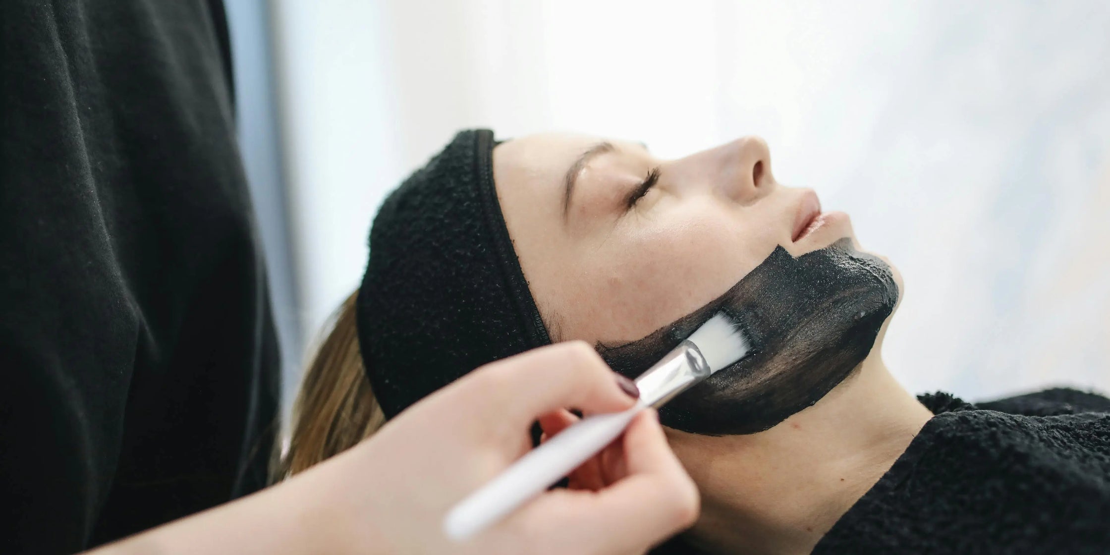 Aplicación de la solución de carbón activo sobre el rostro antes del láser, en el tratamiento Hollywood Peel de Glo&Beauty