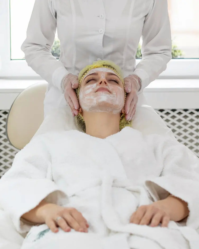 Aplicación de un tratamiento facial en cabina de Glo&Beauty